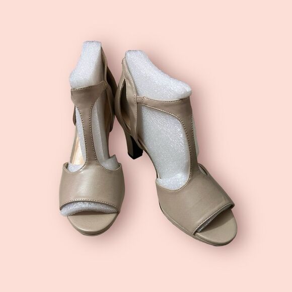 Easy Street Beige T-Strap Heels Sz 8 - Picture 4 of 4